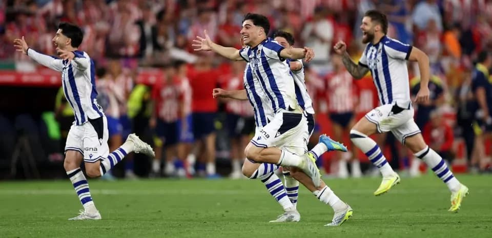 Real Sociedad futbolçuları sevinir