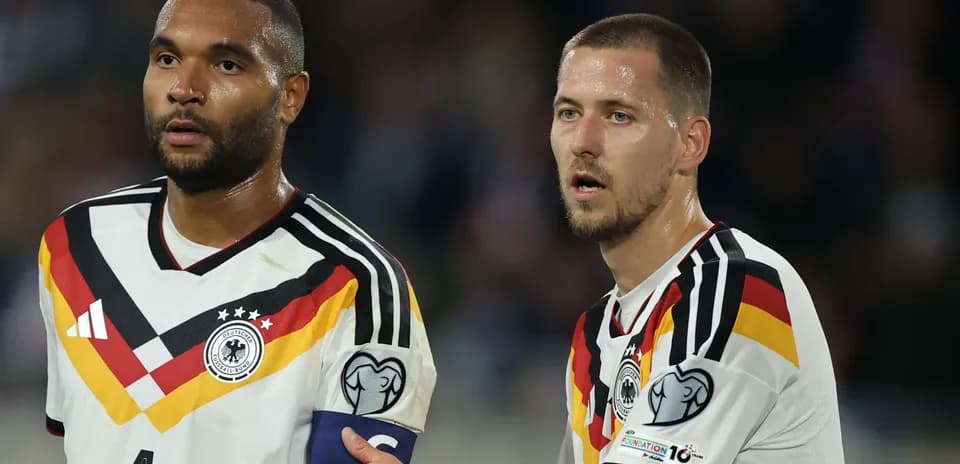 İki Alman futbolçu oyun zamanı müzakirə edir