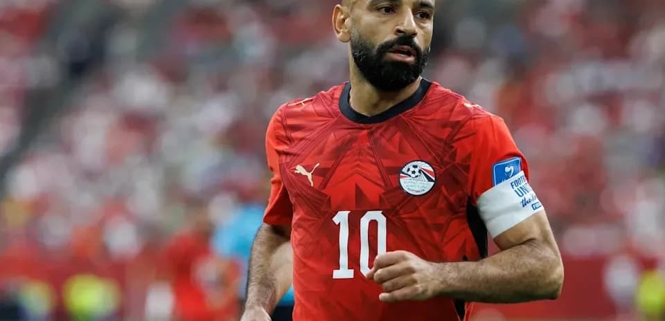 Futbolçu 10 nömrəli forma ilə oyun zamanı