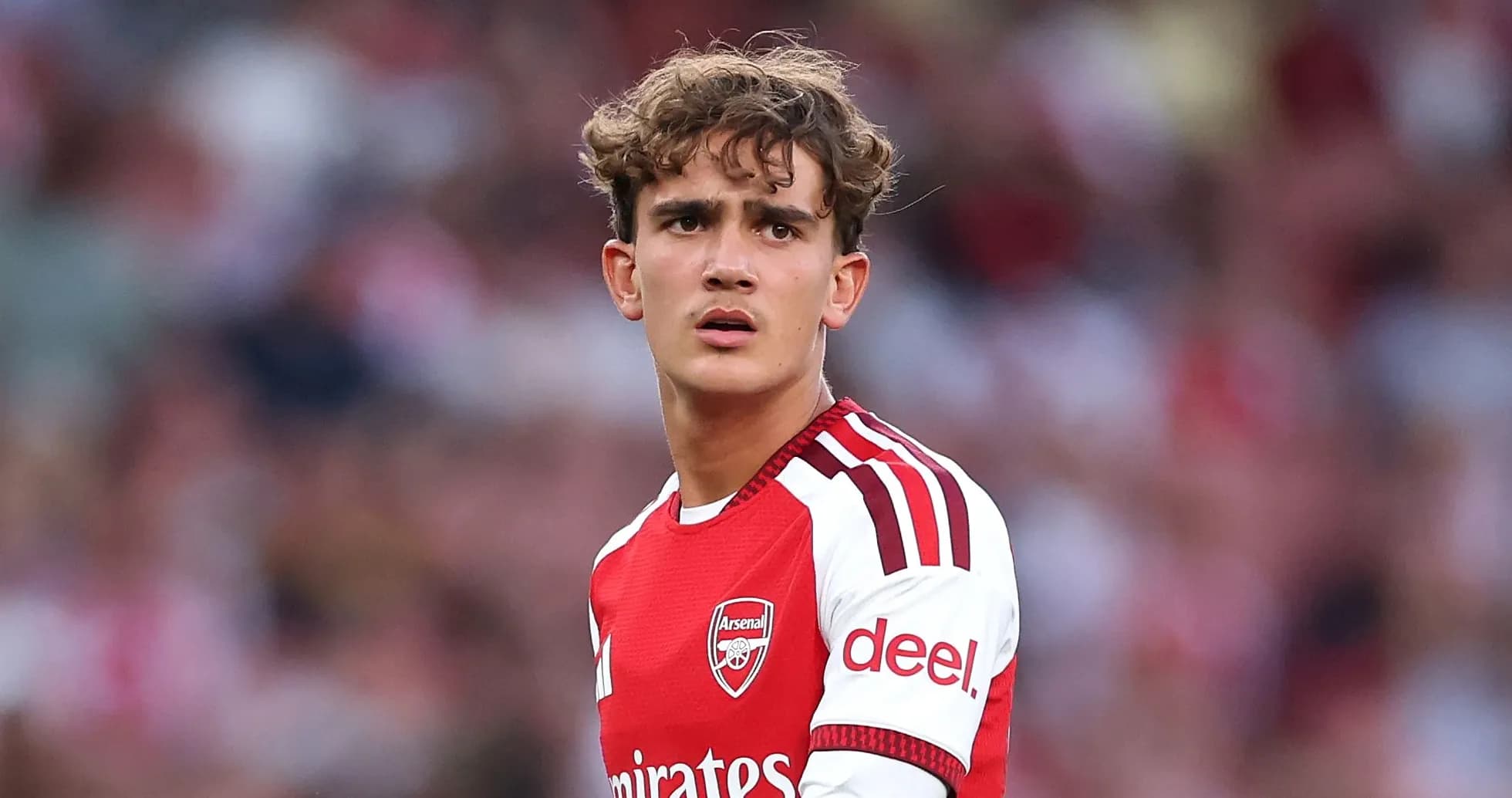 Futbolçu Arsenal formasında oyun sahasında durur