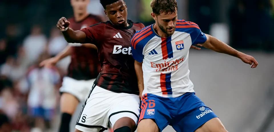 Lyon və Sparta Praha futbolçuları mübarizə aparır