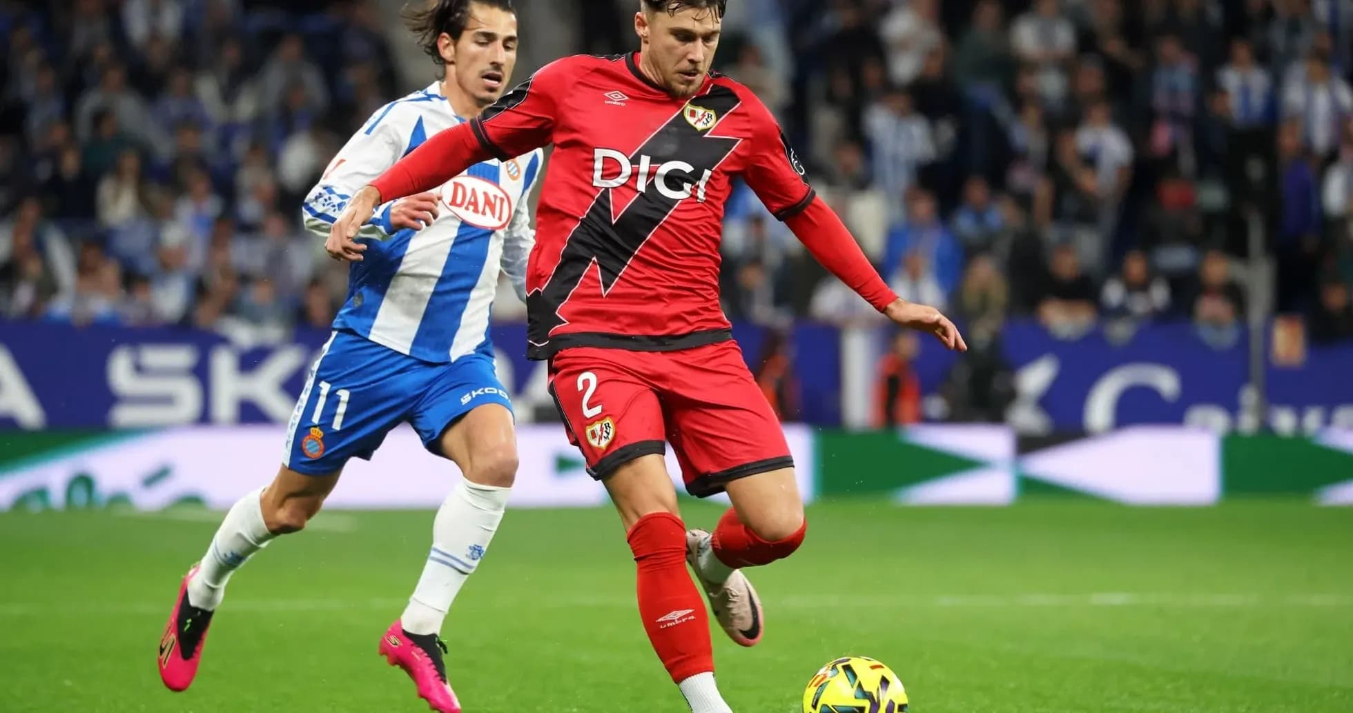 Rayo Vallecano futbolçusu topu idarə edir
