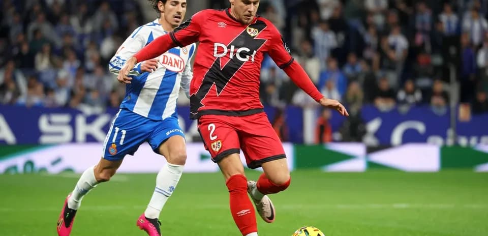 Rayo Vallecano futbolçusu topu idarə edir