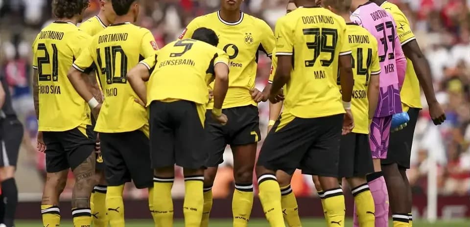 Borussia Dortmund players discussing during match huddle