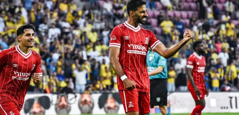 Hapoel Beer Sheva oyunçuları sevinir