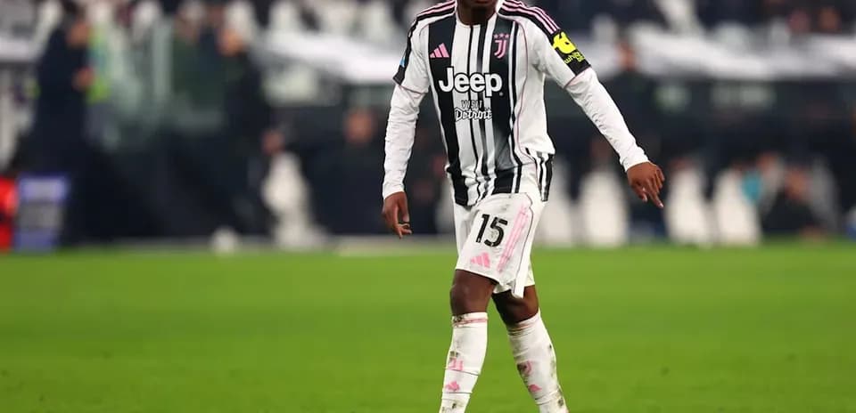 Futbolçu Juventus formasında oyun sahasında durur