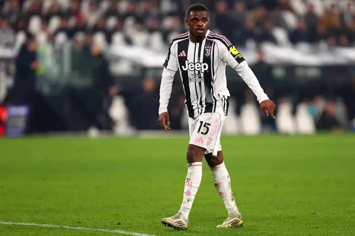 Futbolçu Juventus formasında oyun sahasında durur