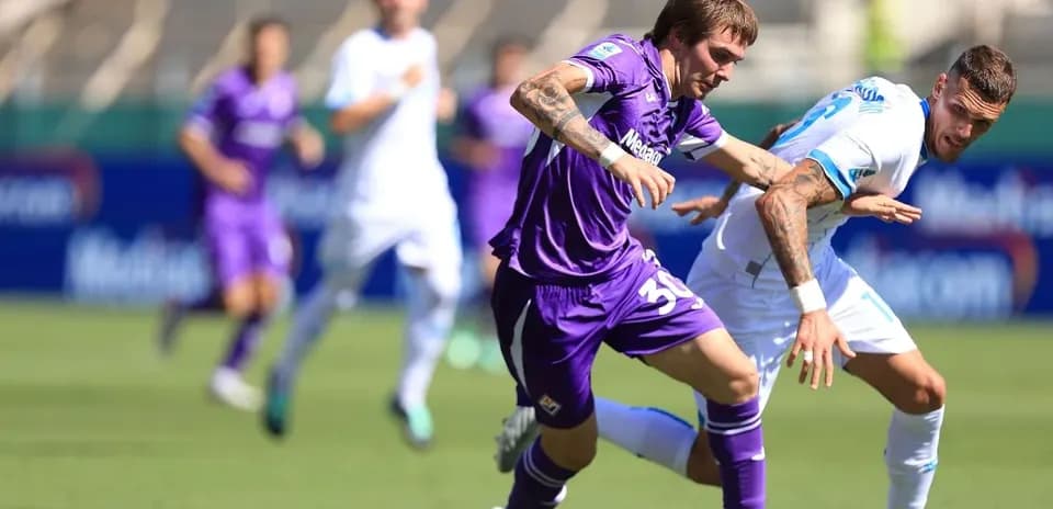 Fiorentina və Napoli futbolçuları mübarizə aparır