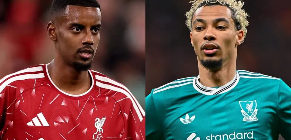 İki futbolçu, Liverpool forması ilə görünür