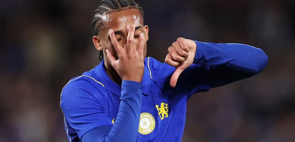 Futbolçu mavi forma ilə əlini üzünə basıb