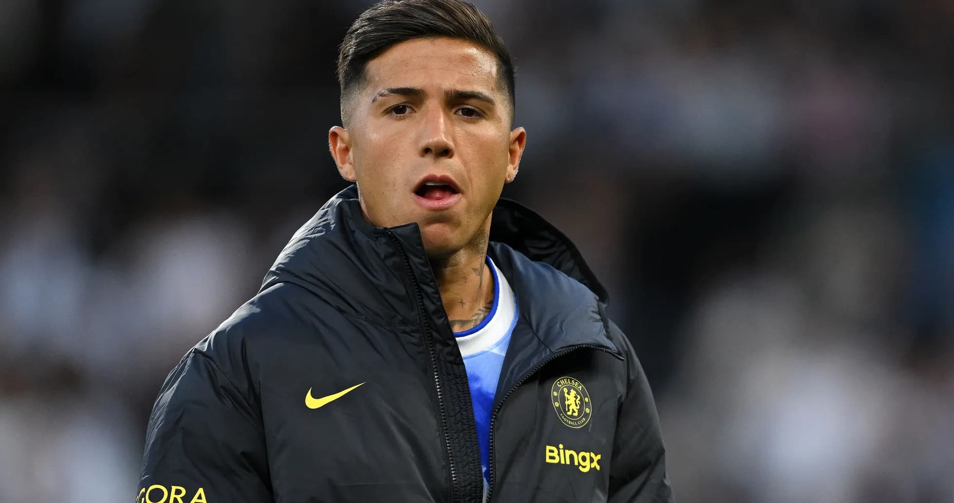 Futbolçu Chelsea geyimində sahəyə daxil olur
