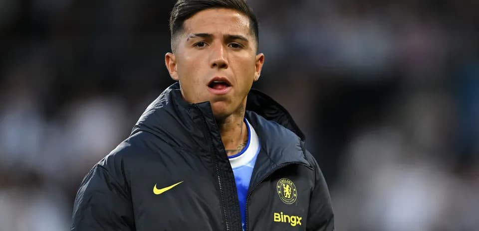 Futbolçu Chelsea geyimində sahəyə daxil olur