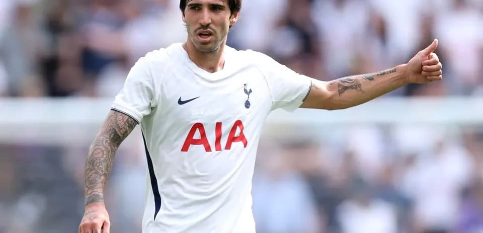 Futbolçu Tottenham formasında oyun zamanı əli ilə işarə edir