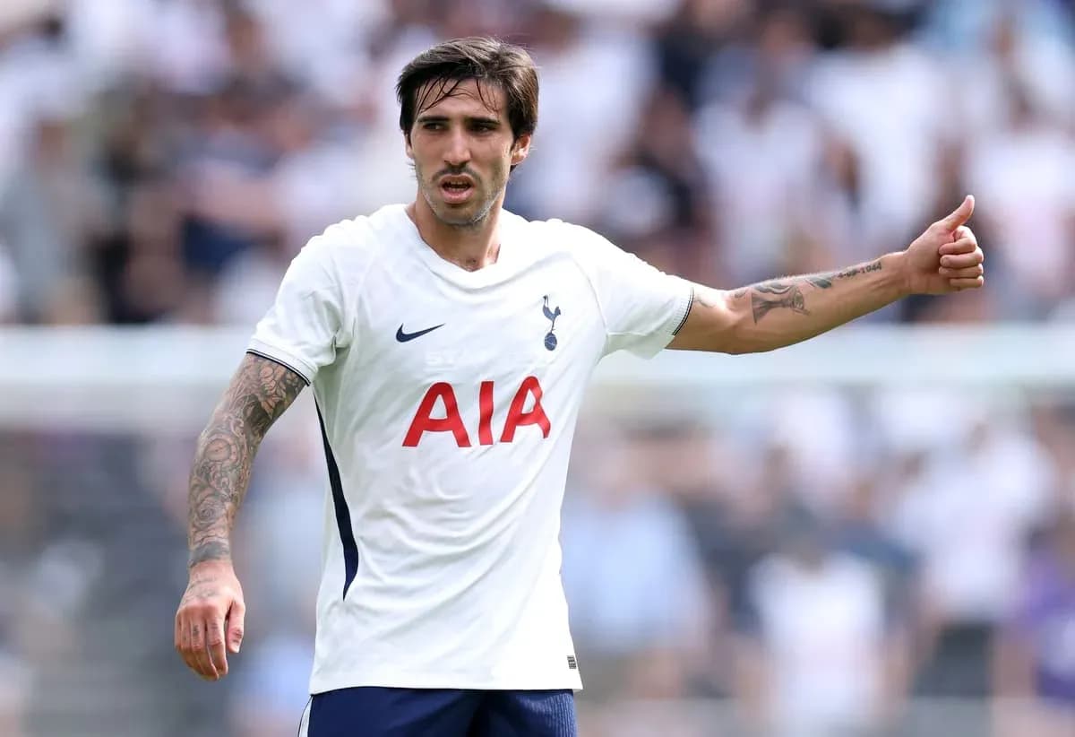 Futbolçu Tottenham formasında oyun zamanı əli ilə işarə edir