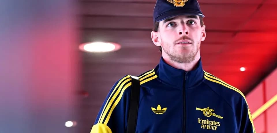 Player arriving in team tracksuit at airport