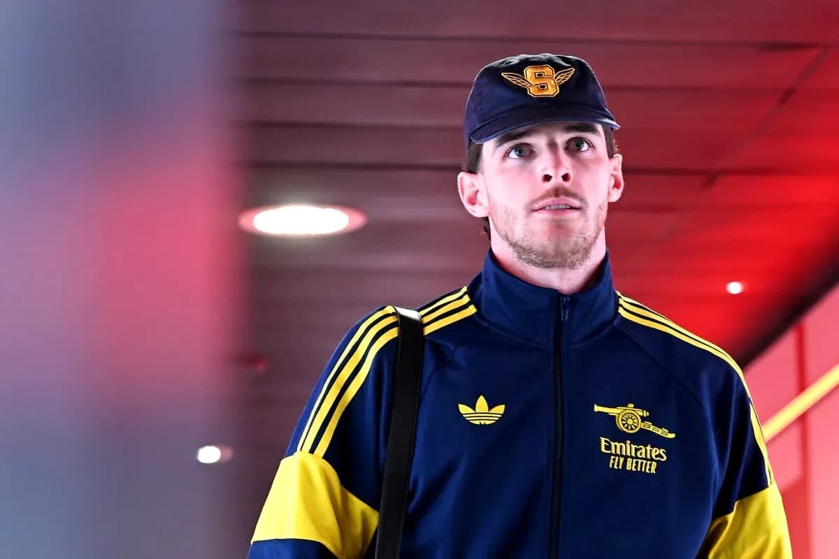 Player arriving in team tracksuit at airport