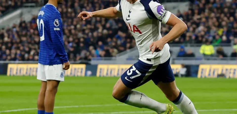 Tottenham oyunçusu qələbə sevincini yaşayır