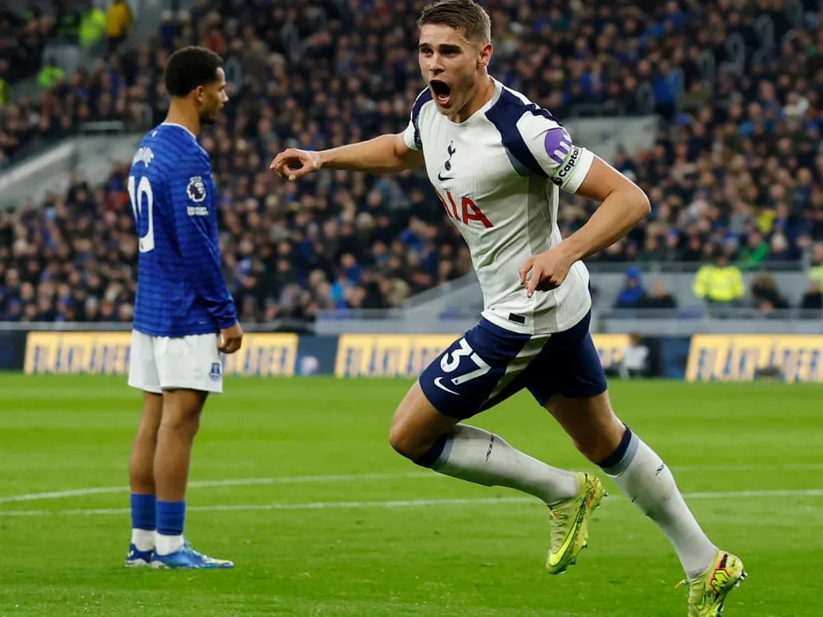 Tottenham oyunçusu qələbə sevincini yaşayır