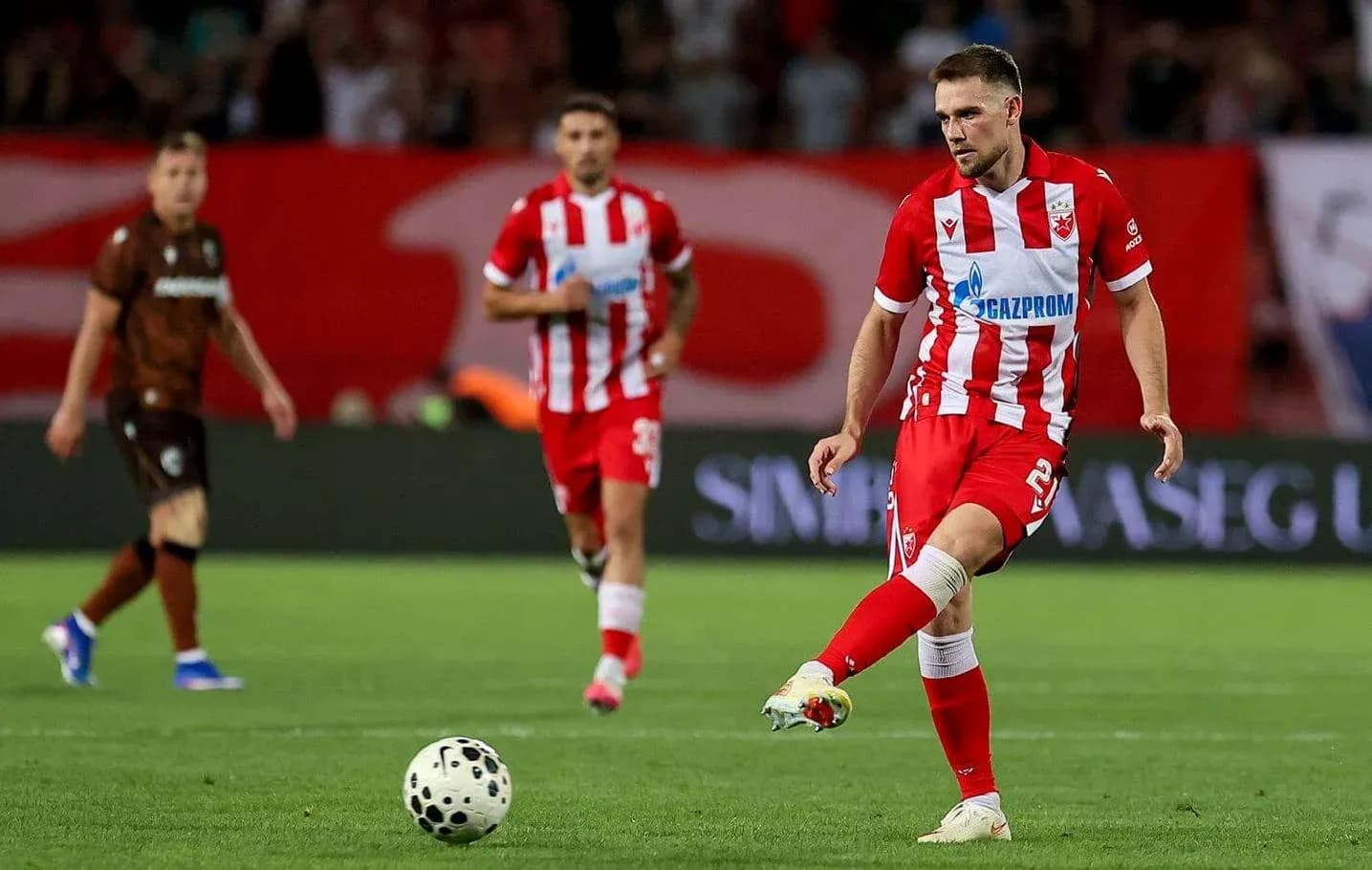 FK Crvena Zvezda oyunçusu topa zərbə vurur