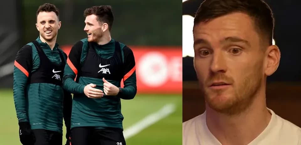 İki futbolçu məşq zamanı gülərək danışır