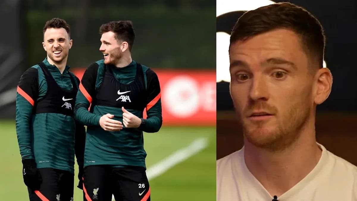 İki futbolçu məşq zamanı gülərək danışır