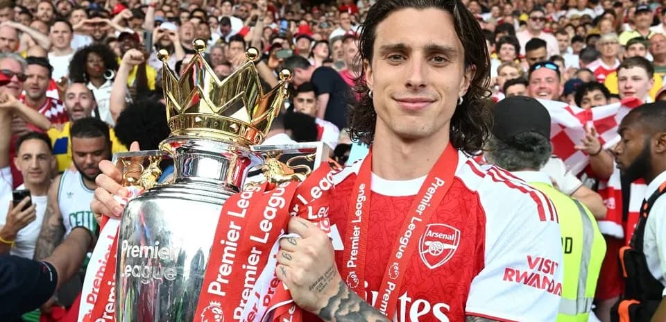 Futbolçu Premier Liqa kubokunu qaldırır