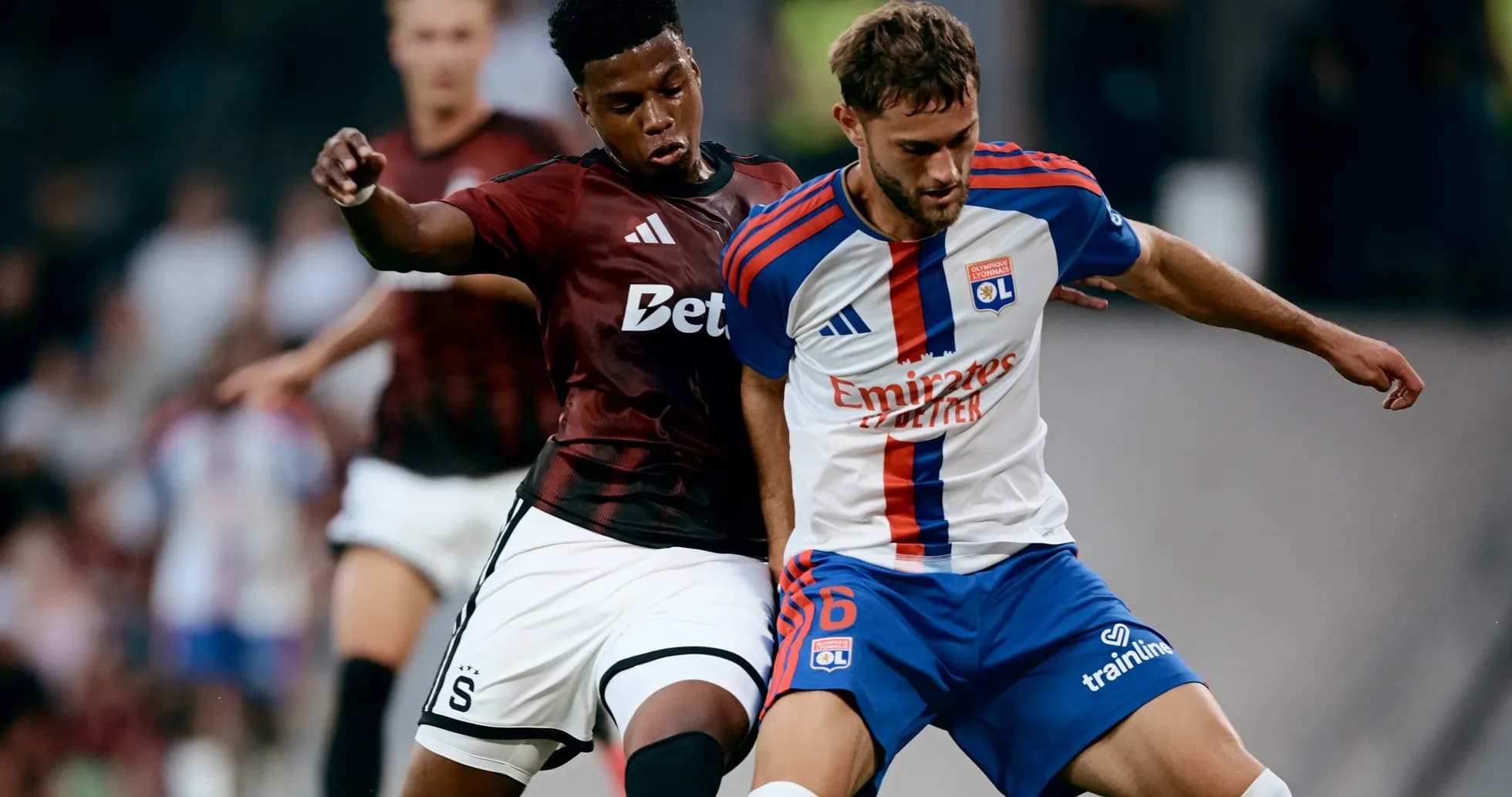 Lyon və Sparta Praha futbolçuları top üçün mübarizə aparır