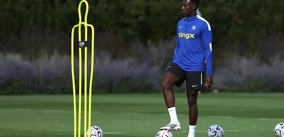 Futbolçu məşq zamanı topa yaxın dayanıb