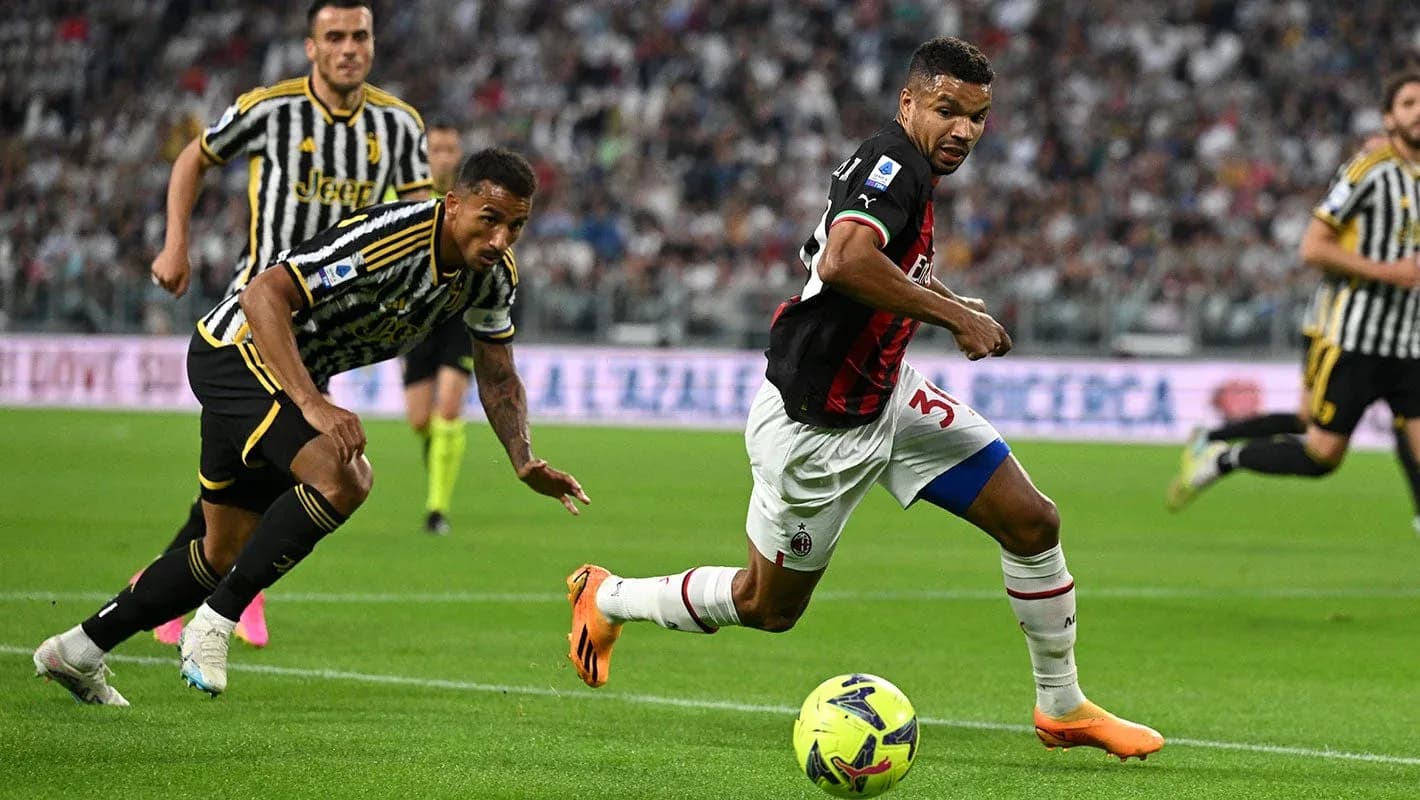 AC Milan və Juventus futbol oyunu