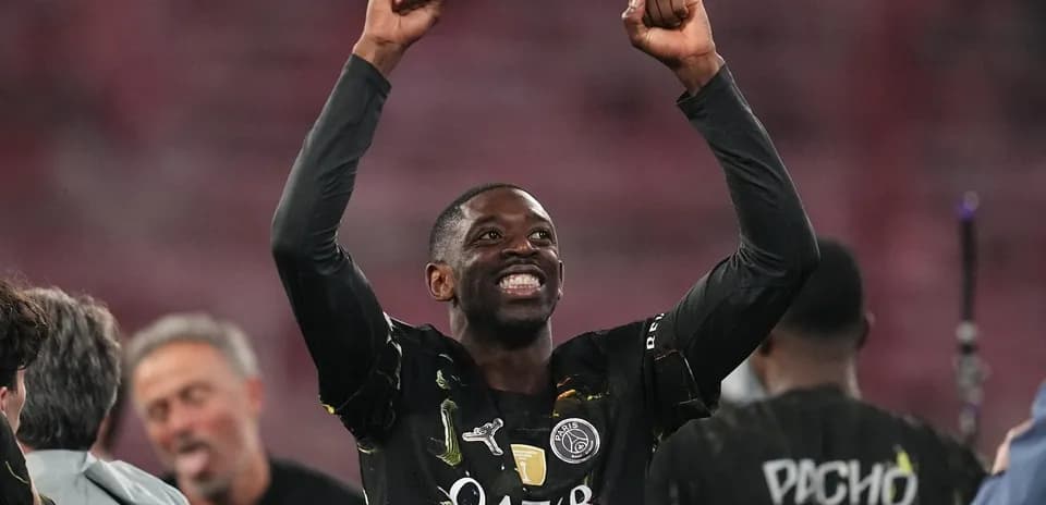Futbolçu qələbə münasibətilə əllərini qaldırır