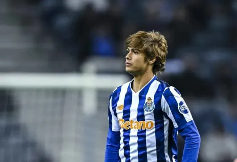 Futbolçu Porto formasında meydanda durur