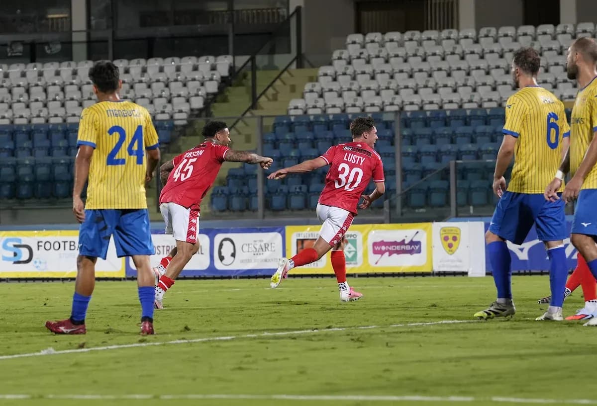 FK Crvena Zvezda oyunçuları qol qeyd edir