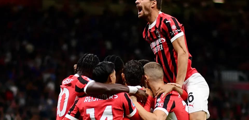 AC Milan futbolçuları qələbəni qeyd edirlər
