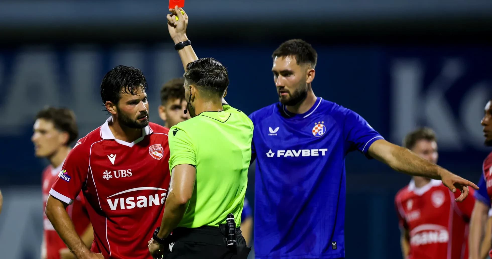 FC Thun oyunçusu qırmızı kart alır