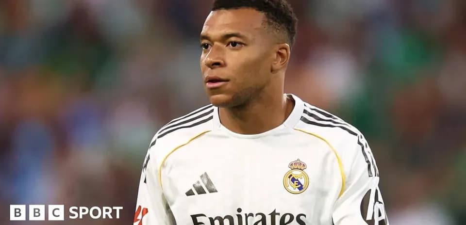 Futbolçu Real Madrid formasında mətbuat qarşısında