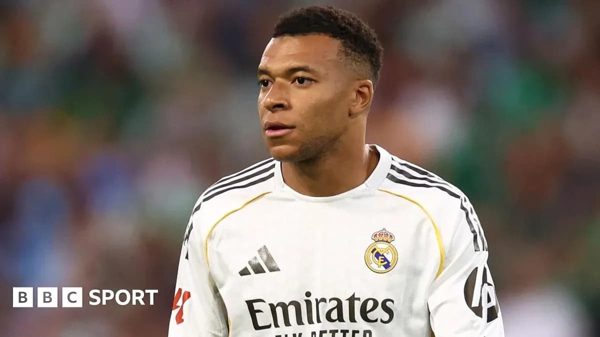 Futbolçu Real Madrid formasında mətbuat qarşısında