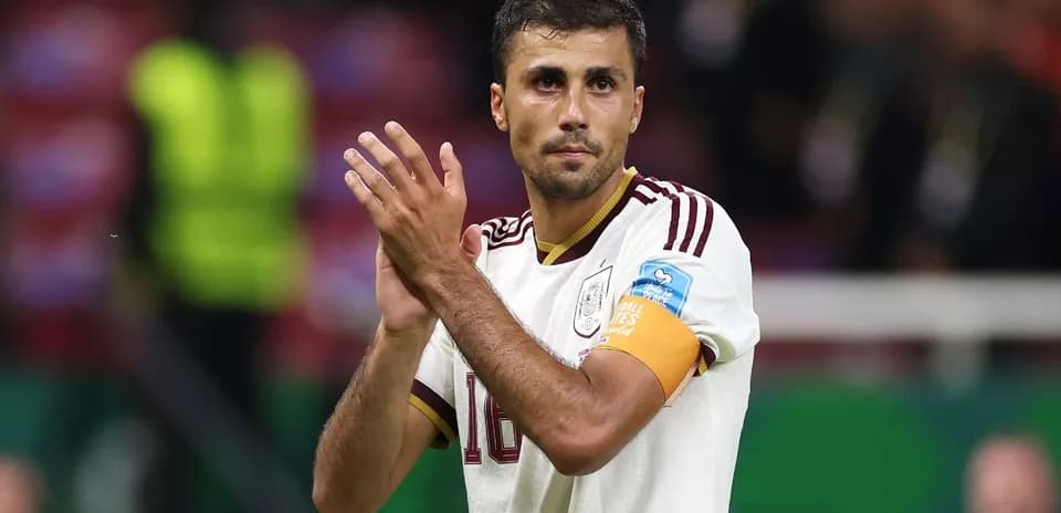 Futbolçu alqışlayaraq meydandan ayrılır