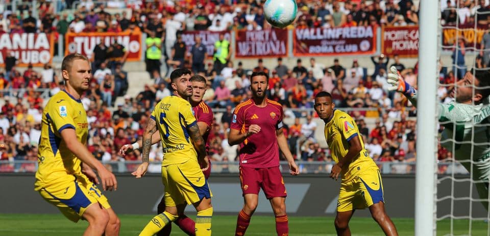 Hellas Verona futbolçuları topa baxır