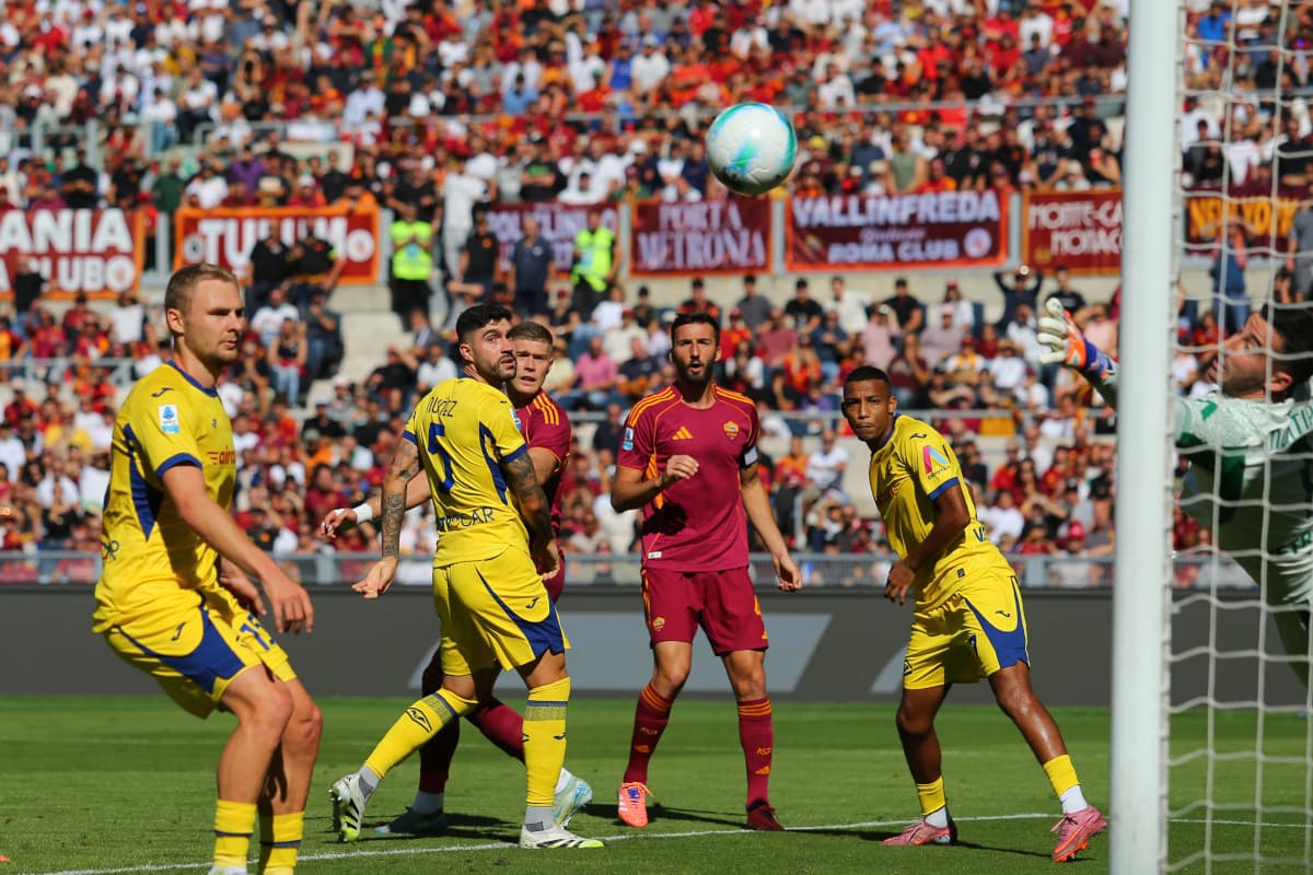 Hellas Verona futbolçuları topa baxır