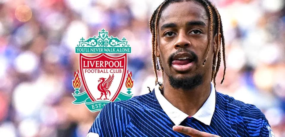 Futbolçu Liverpool FC logosu ilə birlikdə
