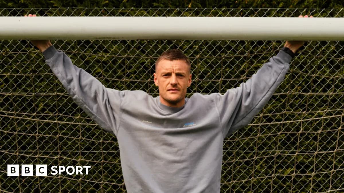 Futbol qapısında dayanan oyunçu qara torla