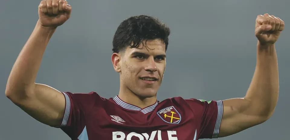 Futbolçu qollarını qaldıraraq sevinir