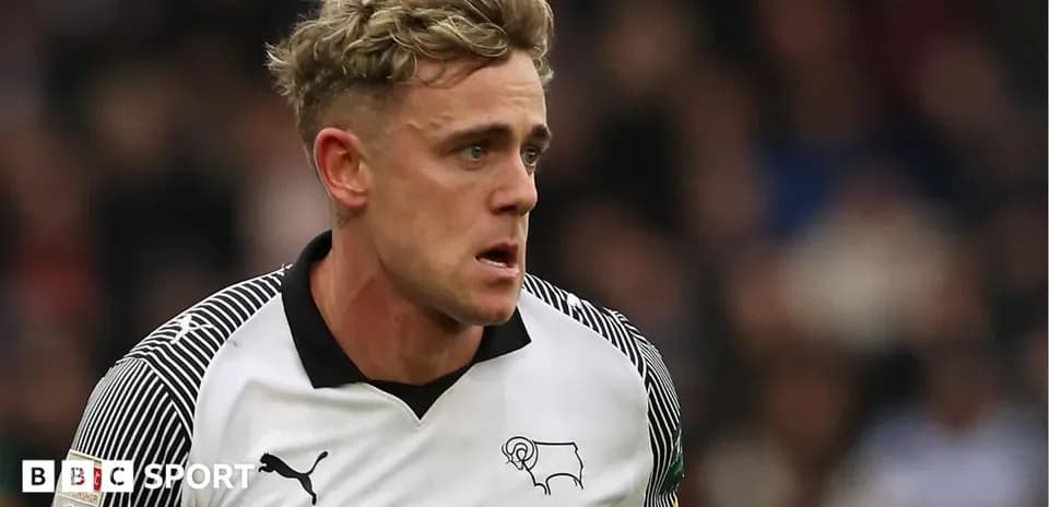 Futbolçu Derby County formasında meydanda qaçır
