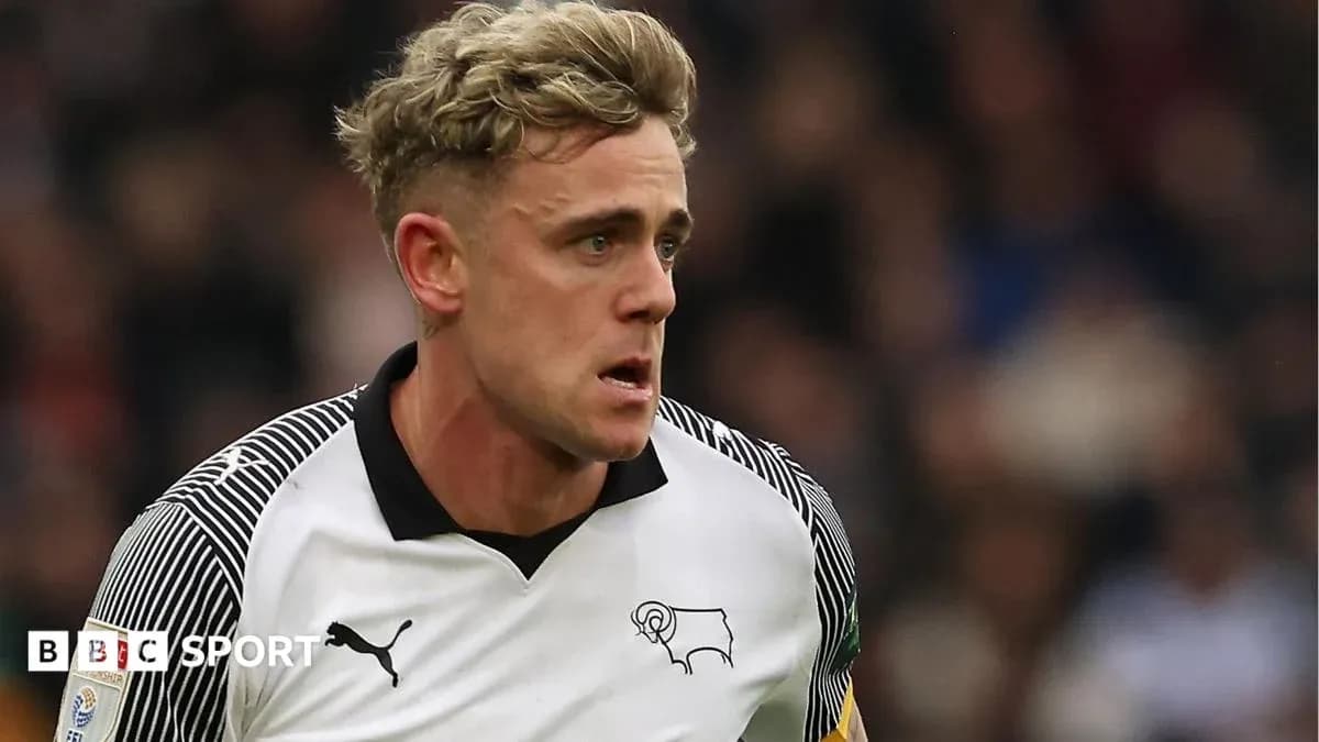 Futbolçu Derby County formasında meydanda qaçır