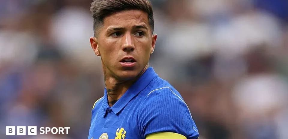 Futbolçu mavi forma və kapitan sarğısı ilə