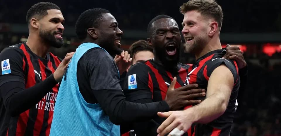 AC Milan oyunçuları qələbəni qeyd edir