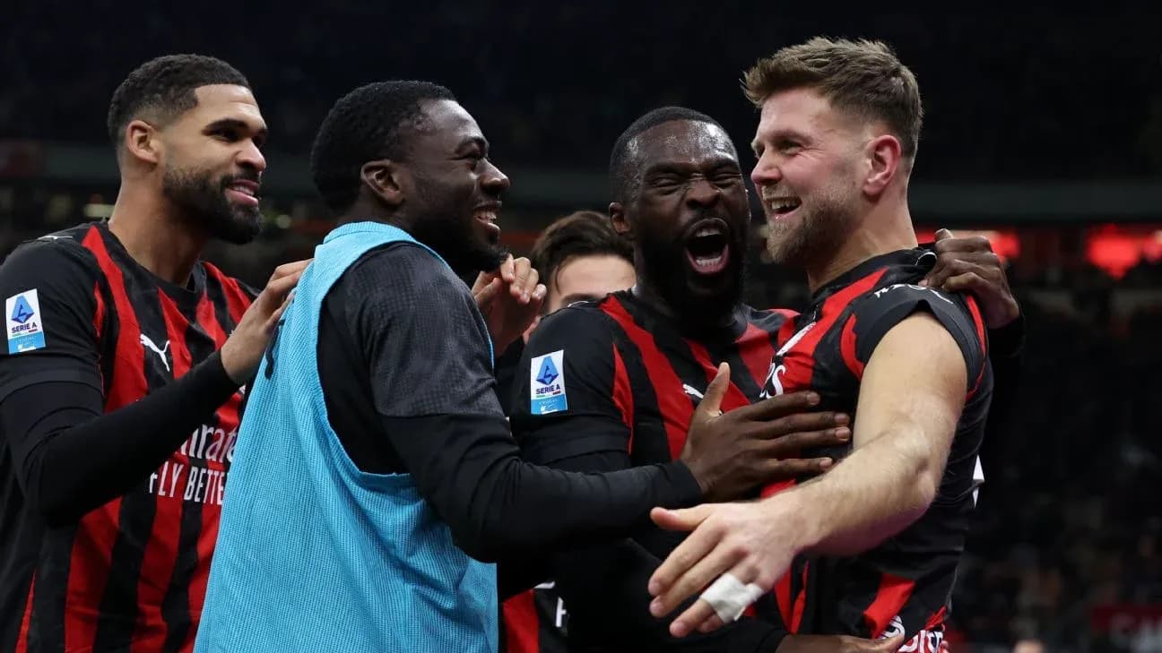 AC Milan oyunçuları qələbəni qeyd edir