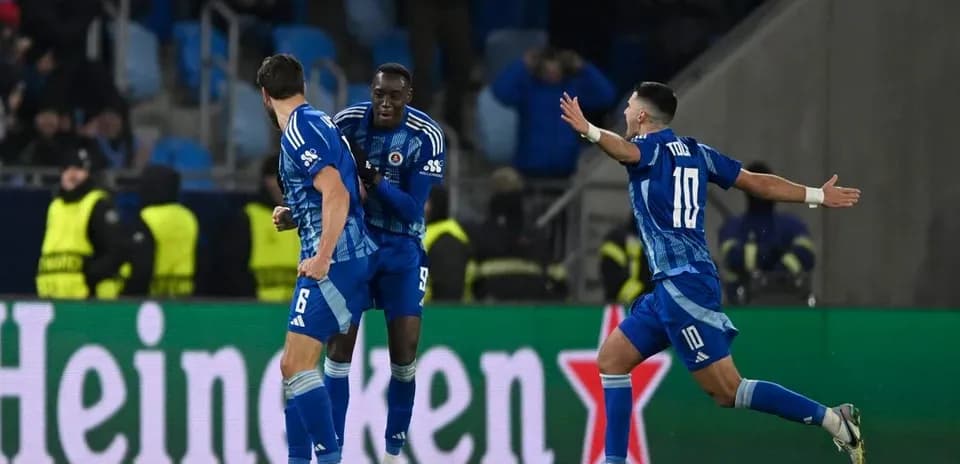 Slovan Bratislava futbolçuları sevinir