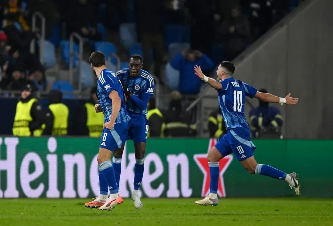 Slovan Bratislava futbolçuları sevinir