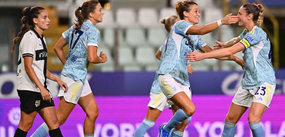 Juventus W futbolçuları qolla sevinir